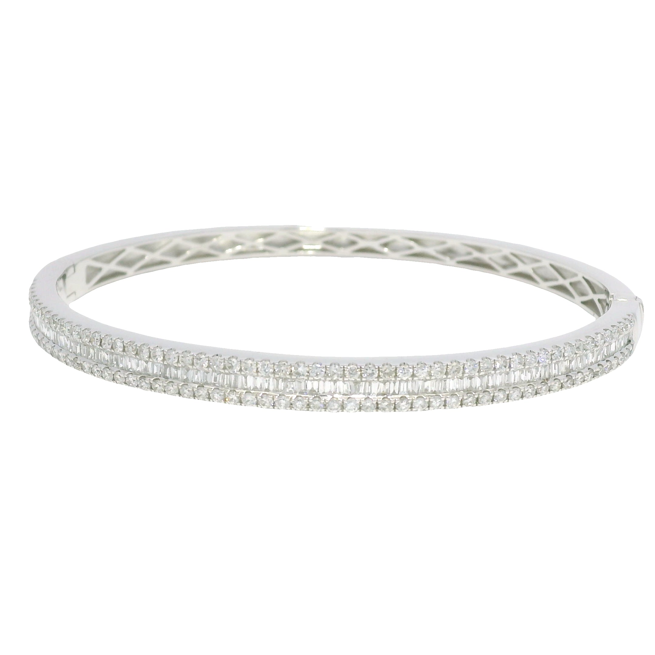 18k White Gold Natural 1.70 Carat Diamond Bangle Bracelet
