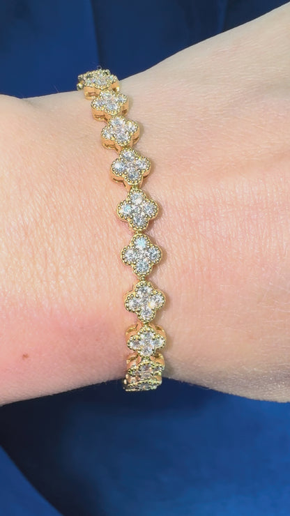 18k Yellow Gold Natural 3.56 Carat Diamond Clover Bracelet